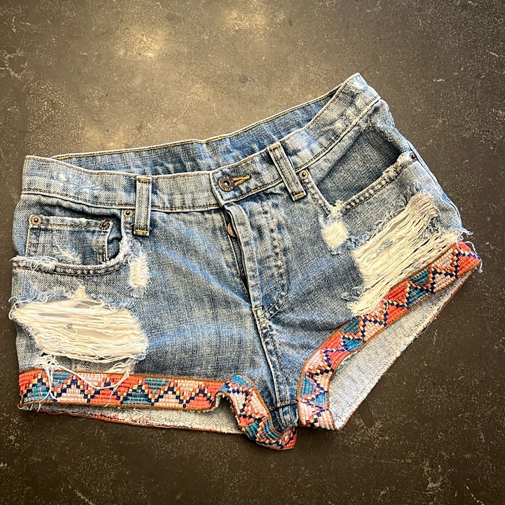 💙 CARMAR 💙 Jean shorts with embroidered trim Size 26